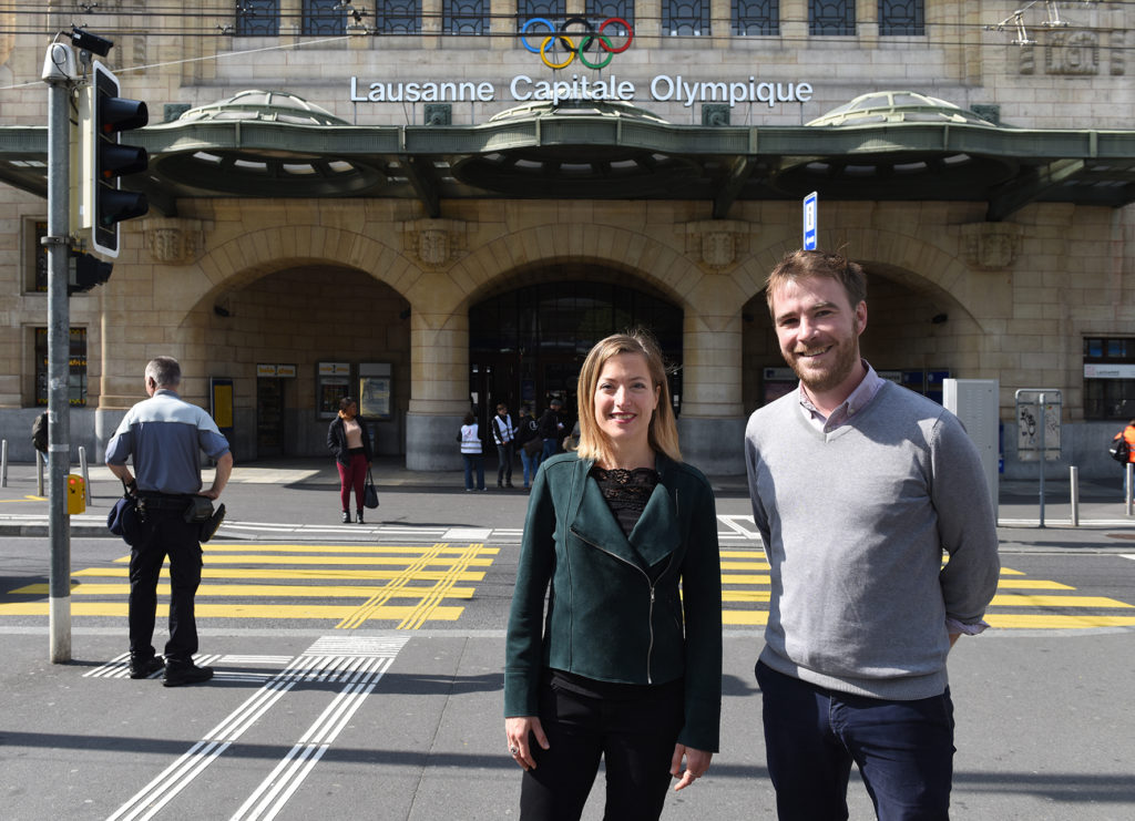 Portrait d'Emilie Deladoey et Jean Roche devant la gare de Lausanne