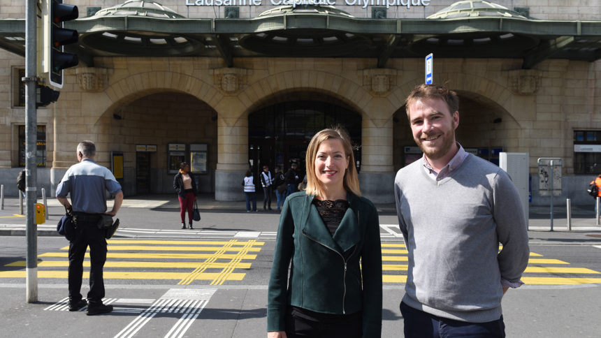 Portrait d'Emilie Deladoey et Jean Roche devant la gare de Lausanne