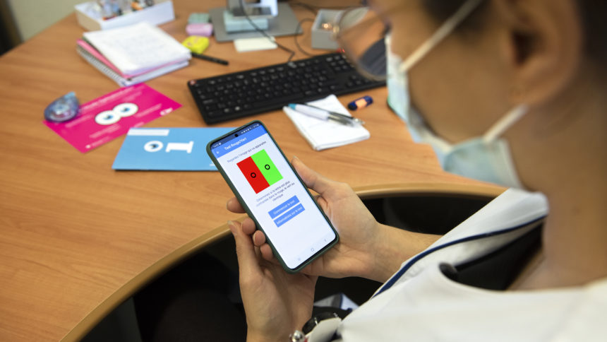 Personne utilisant Infovision sur son smartphone.