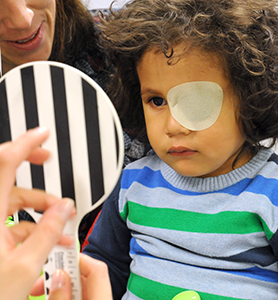 Un petit garçon durant ses examens des yeux lors de la journée de dépistage gratuit les yeux des enfants de l’hôpital ophtalmique Jules-Gonin en 2016