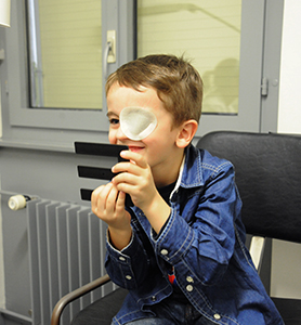 Un petit garçon durant ses examens des yeux lors de la journée de dépistage gratuit les yeux des enfants de l’hôpital ophtalmique Jules-Gonin en 2016