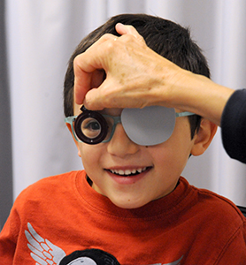 Un petit garçon durant ses examens des yeux lors de la journée de dépistage gratuit les yeux des enfants de l’hôpital ophtalmique Jules-Gonin en 2016