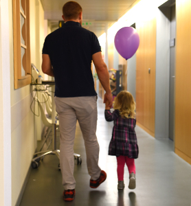 Un père et sa fille dans les couloirs de l'hôpital ophtalmique Jules Gonin lors de la journée de dépistage gratuit des yeux des enfants en 2018