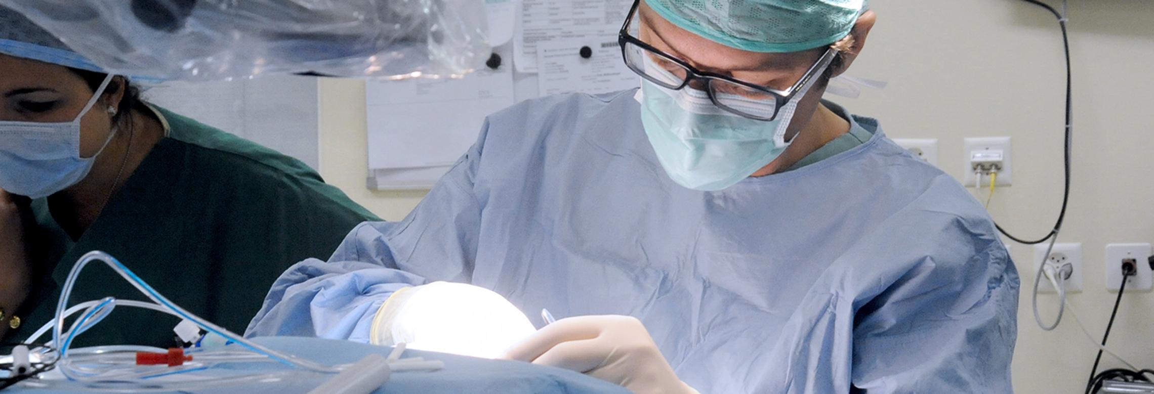 Image d'un médecin opérant