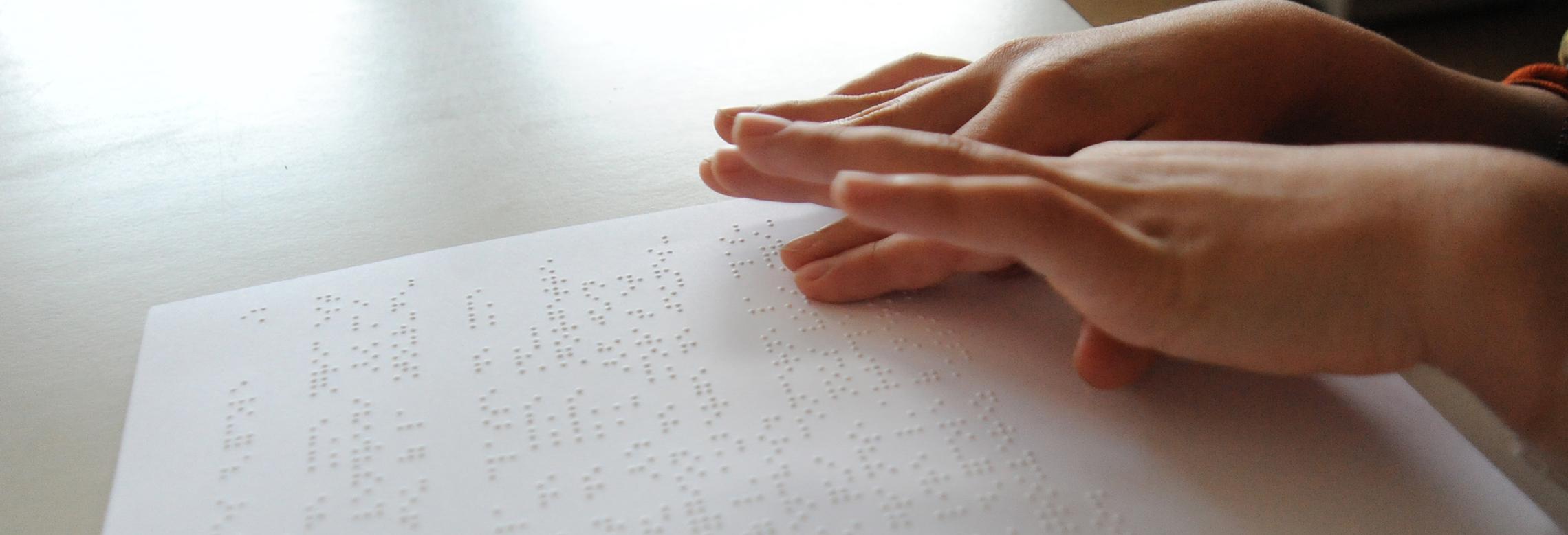 Un enfant lisant du braille