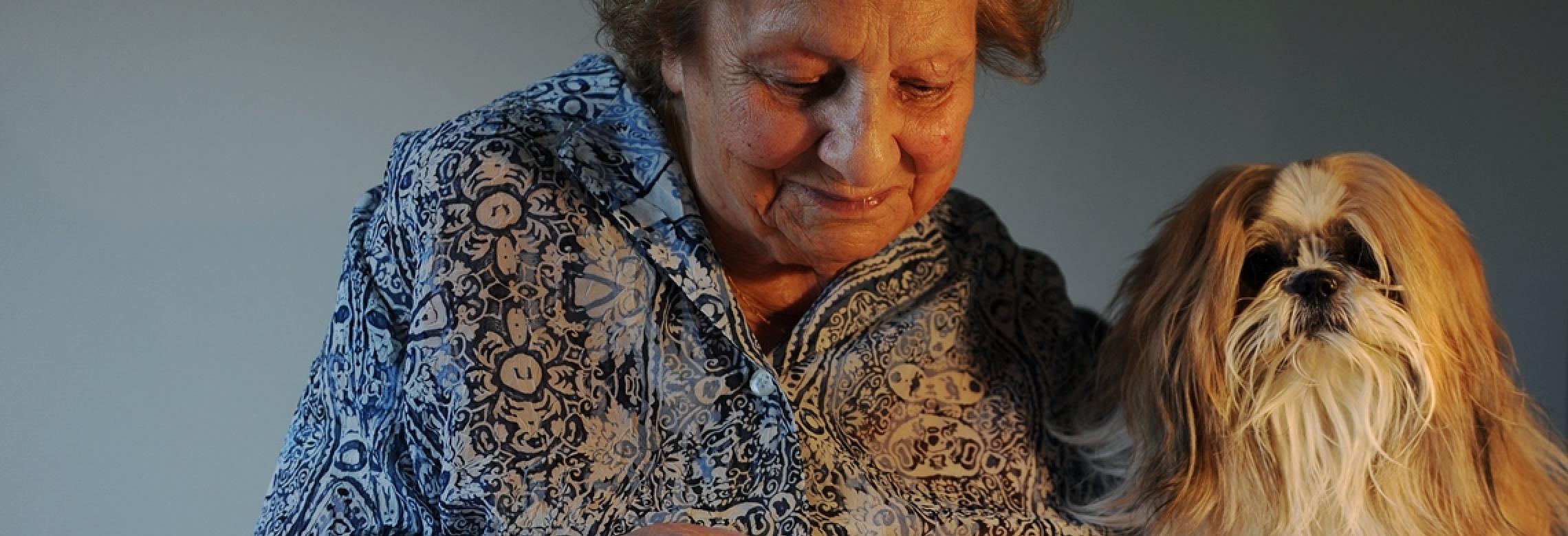 Image d'une dame lisant un journal avec une loupe