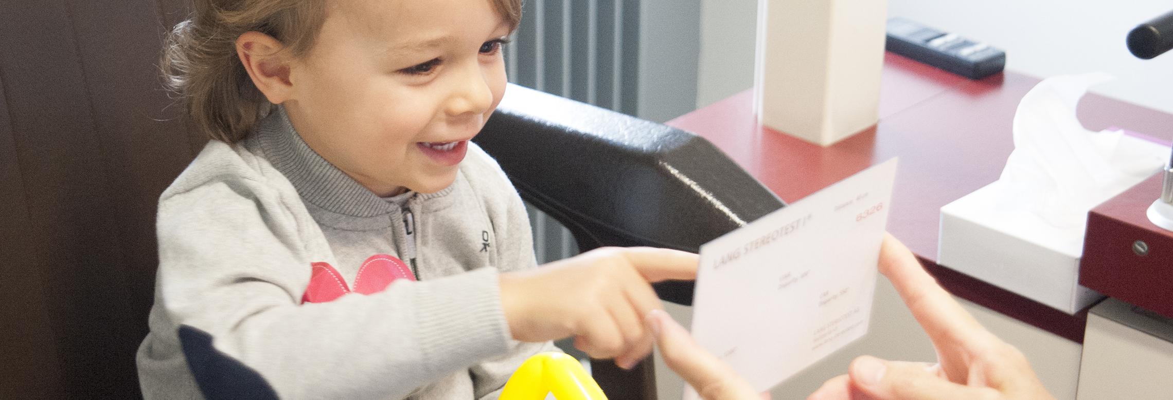 Un enfant examiné lors de la journée de dépistage gratuit
