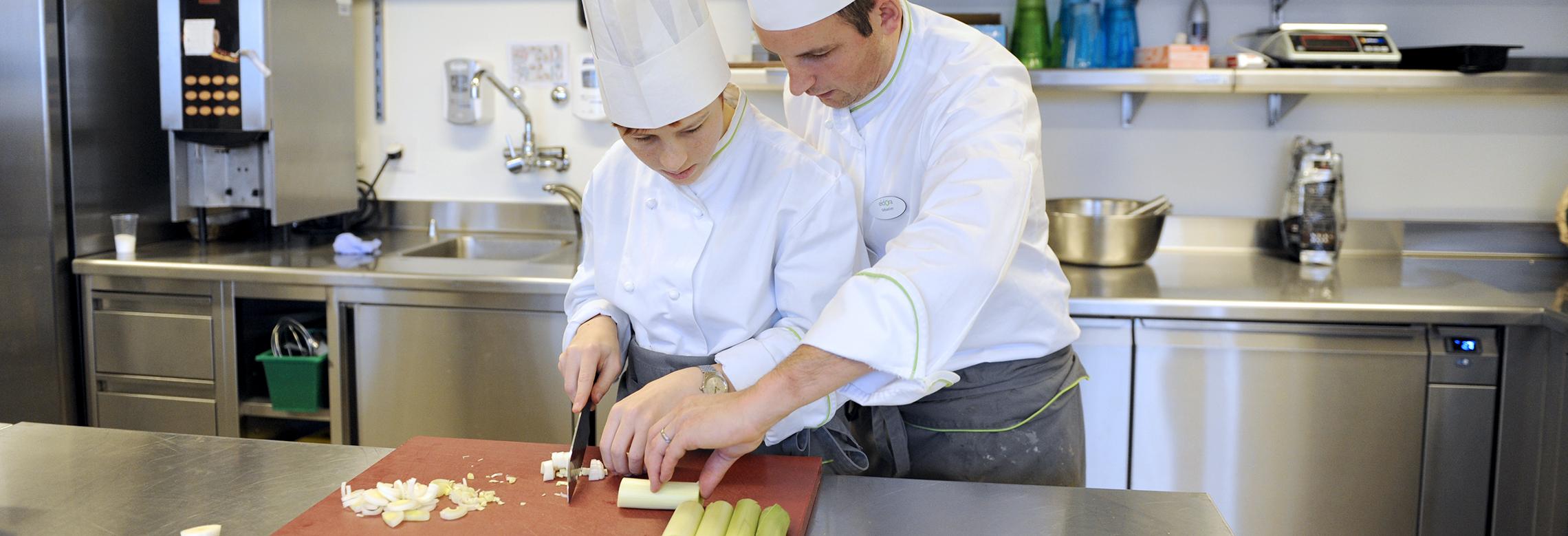 Image d'une apprentie malvoyante en cuisine