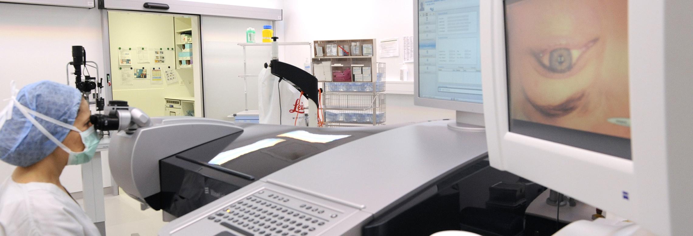 médecin qui effectue une chirurgie réfractive avec un laser