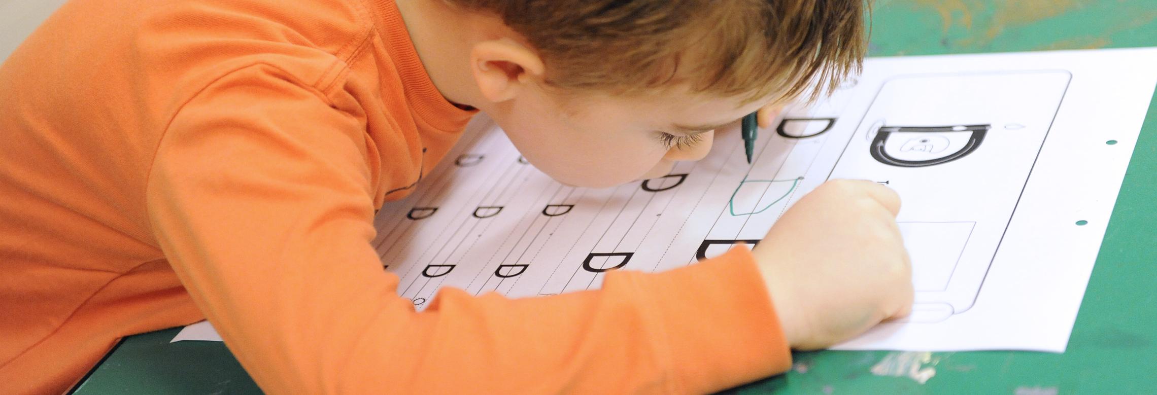 Image d'enfant en train d'écrire