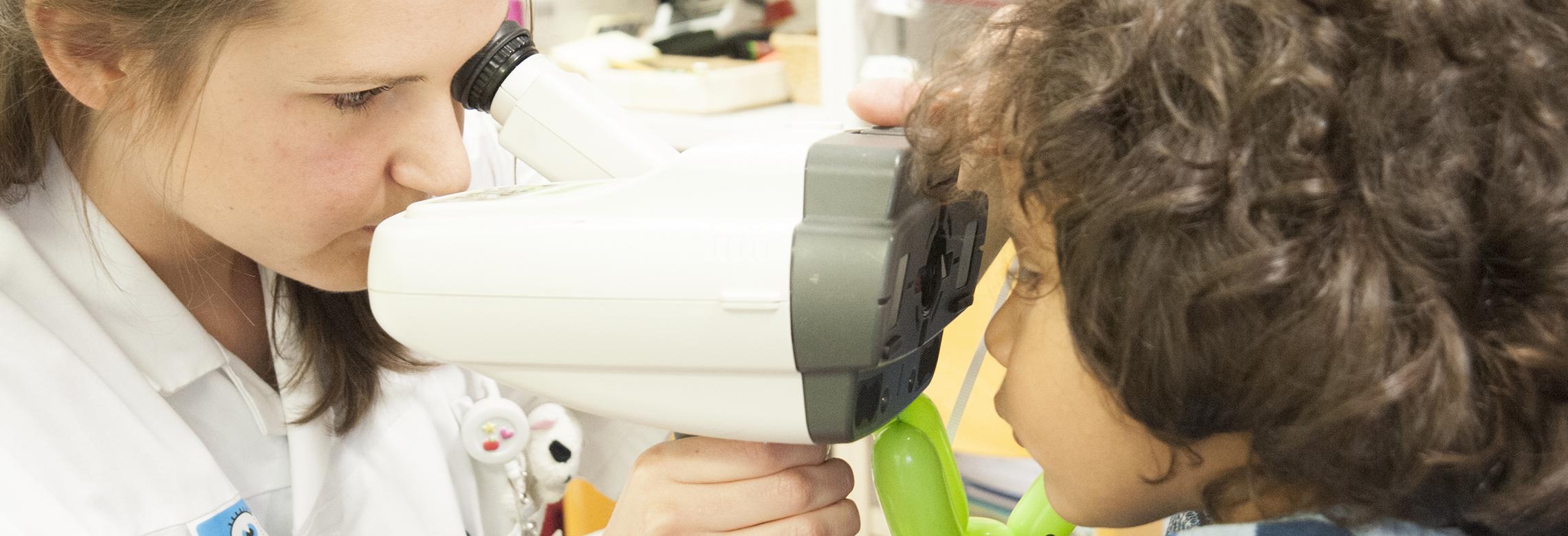 Une optométriste et un enfant durant un test de vision