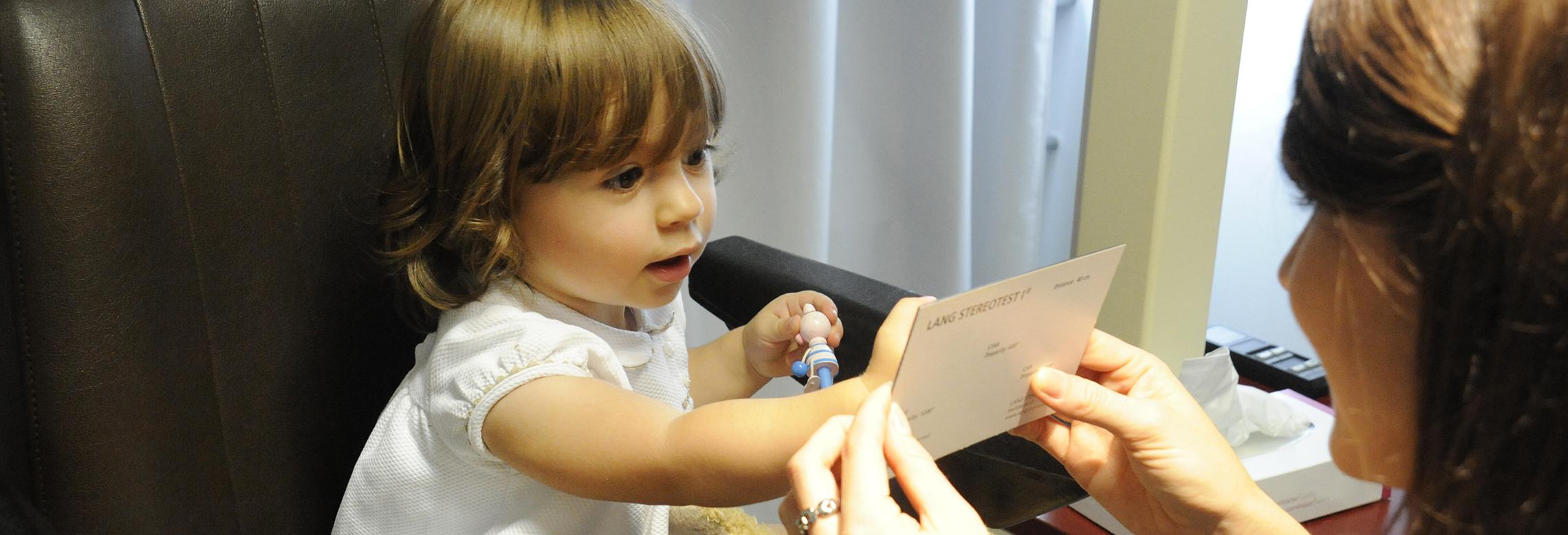 Image d'un enfant durant un test de vision