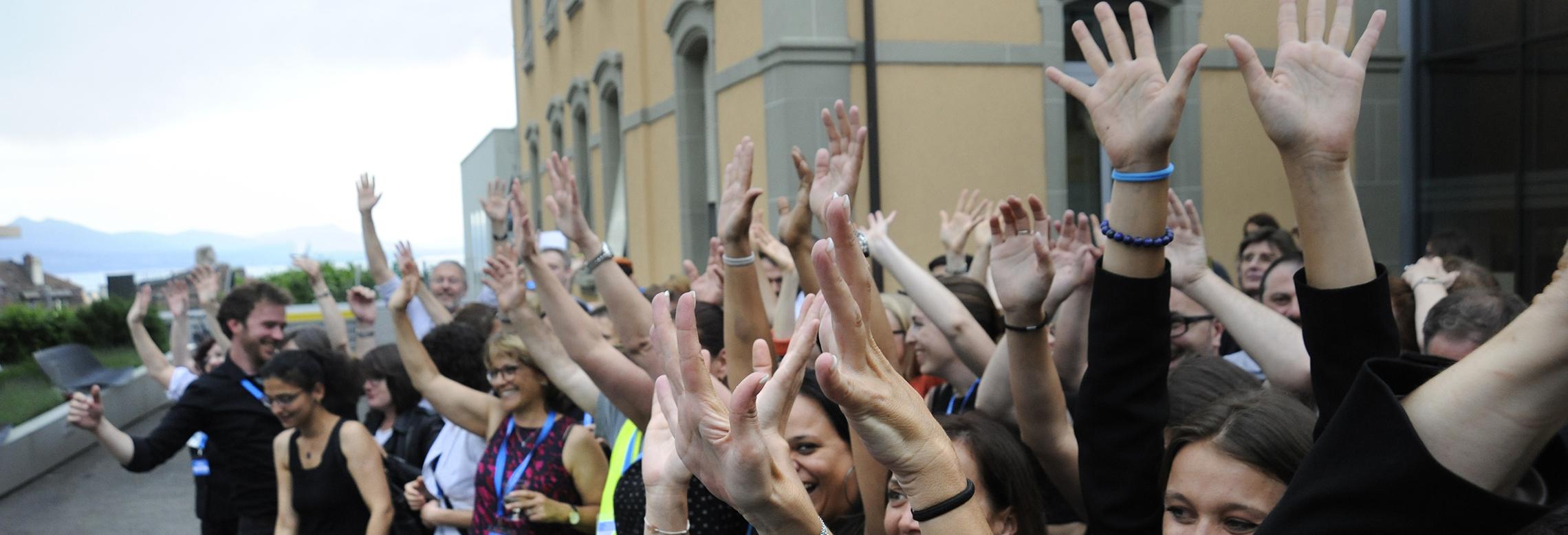 Image de nos collaborateurs avec les mains en l'air