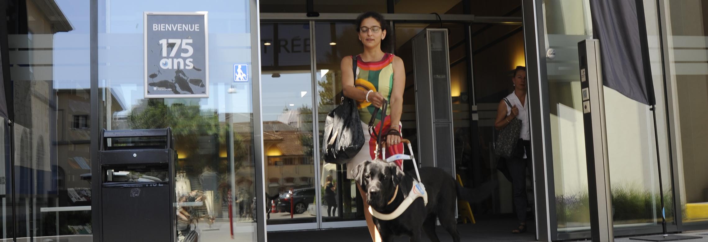 Une personne aveugle avec son chien guide