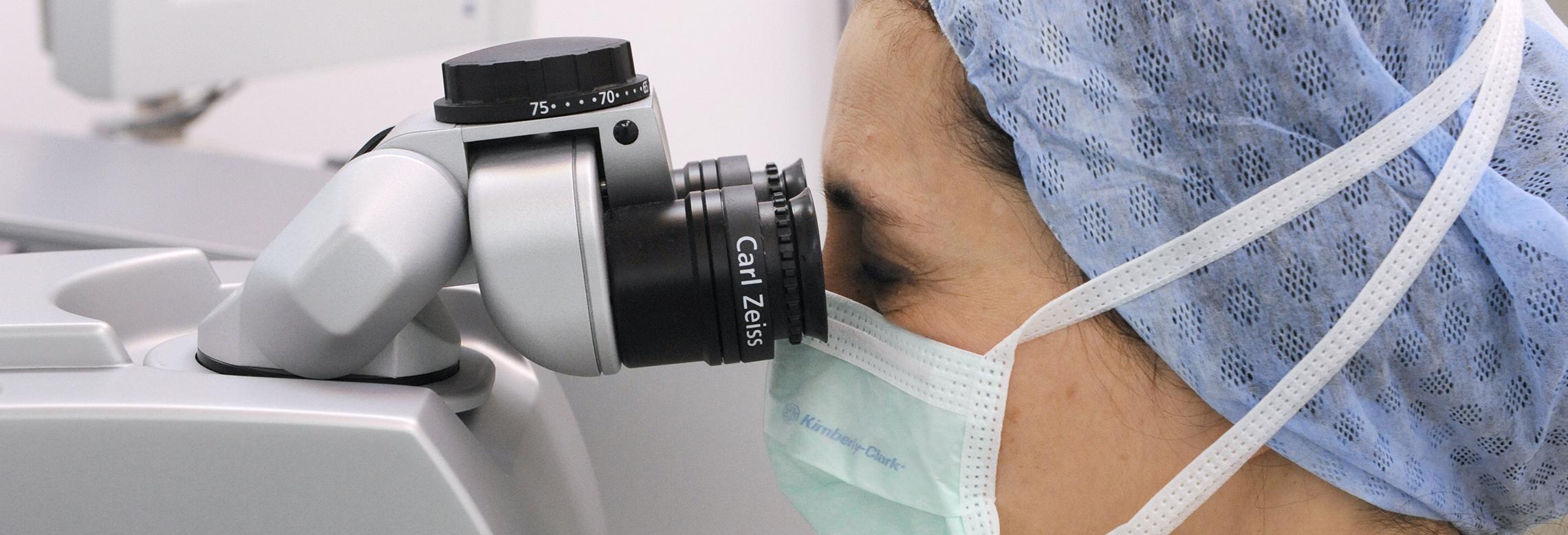 médecin qui effectue une chirurgie réfractive avec un laser