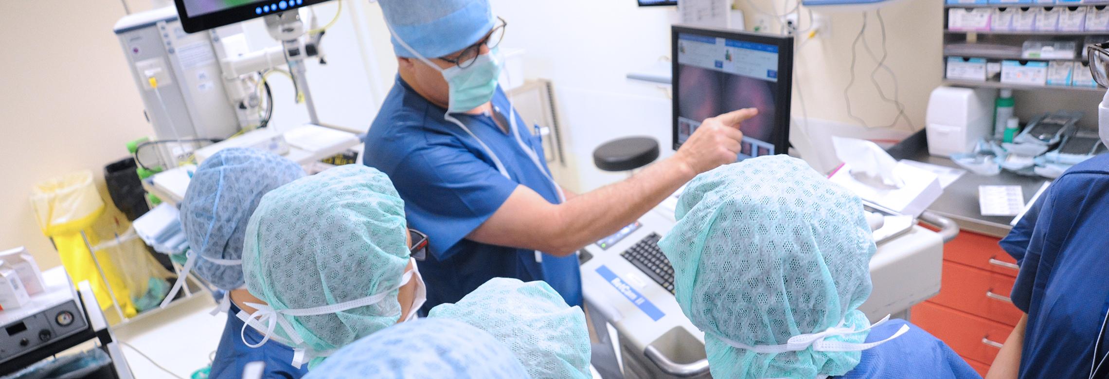 Image d'un professeur qui enseigne à ses élèves
