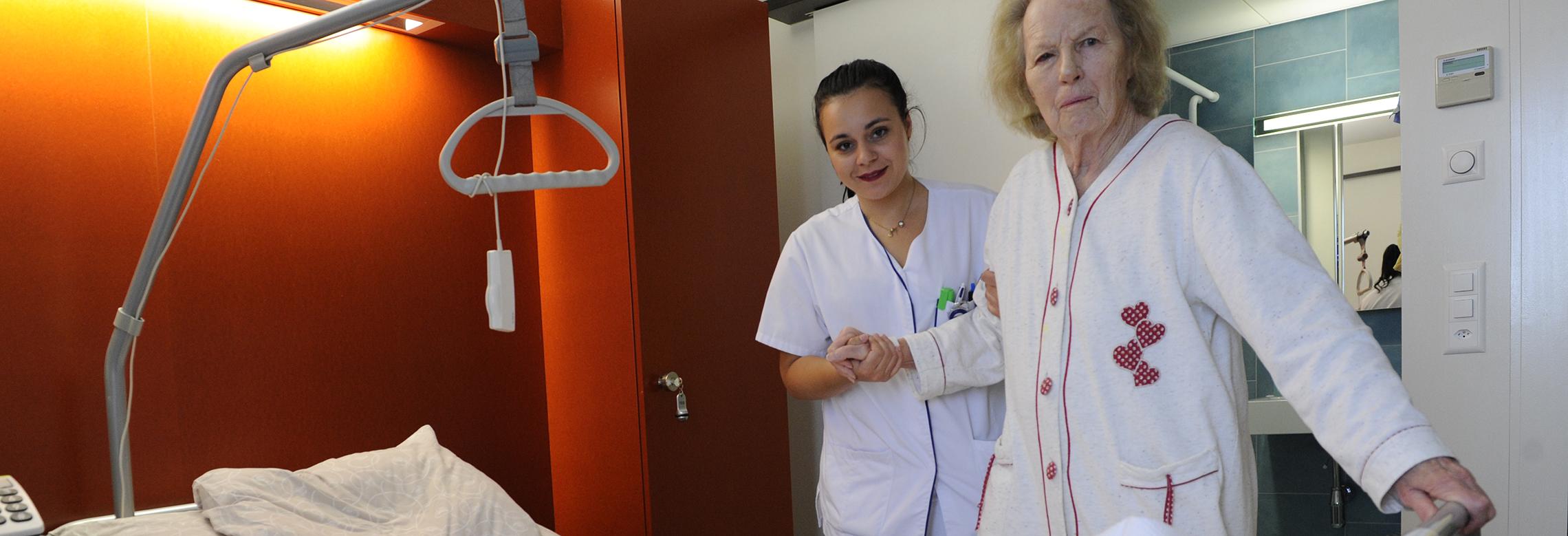 Une infirmière s'occupant d'une patiente